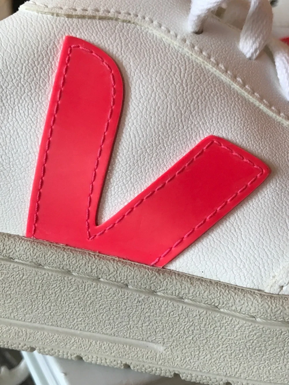 VEJA V-10 CWL VEGAN WHITE ROSE FLUO  LOW TOP SNEAKERS